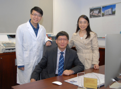 Members of the research team, Dr Tsan-yuk Lam (Left), Assistant Professor of School of Public Health, Professor Yi Guan (Middle), Daniel C K Yu Professor in Virology of School of Public Health, and Dr Huachen Zhu (Right), Assistant Professor of School of Public Health, Li Ka Shing Faculty of Medicine, HKU, find that the Middle East Respiratory Syndrome (MERS) coronavirus has become enzootic in dromedary camels in Saudi Arabia.